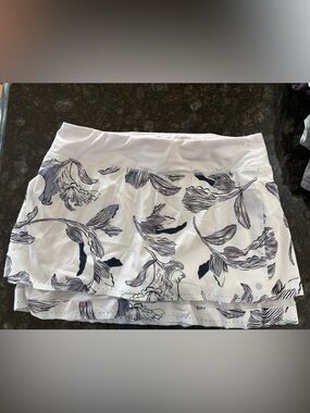 Athleta White Floral Skort with Navy/black/grey Print